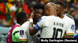Le capitaine des Black Stars du Ghana Andre Ayew félicite Mohammed Kudus, auteur de deux buts contre la Corée du Sud le 28 novembre 2022 lors de la Coupe du monde au Qatar.