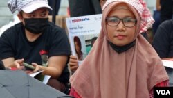 Sri Siti Marni atau yang disapa Ani (kanan), salah satu PRT yang mengikuti aksi dama untuk meminta pemerintah mengesahkan RUU Perlindungan Pekerja Rumah Tangga, pada 21 Desember 2022. Ani mengalami penyiksaan oleh mantan majikannya selama 9 tahun dirinya menjadi PRT. (Foto: VOA/Indra Yoga)