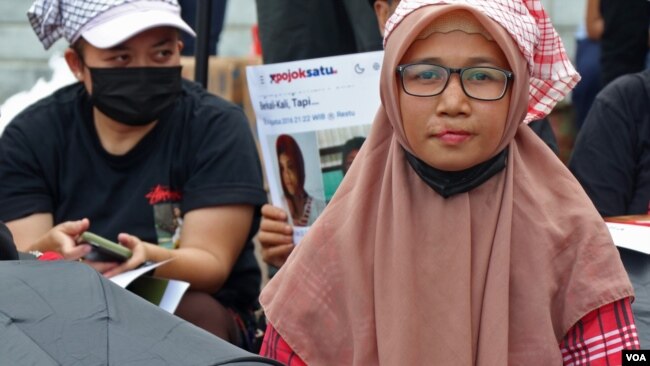 Sri Siti Marni atau yang disapa Ani (kanan), salah satu PRT yang mengikuti aksi dama untuk meminta pemerintah mengesahkan RUU Perlindungan Pekerja Rumah Tangga, pada 21 Desember 2022. Ani mengalami penyiksaan oleh mantan majikannya selama 9 tahun dirinya menjadi PRT. (Foto: VOA/Indra Yoga)