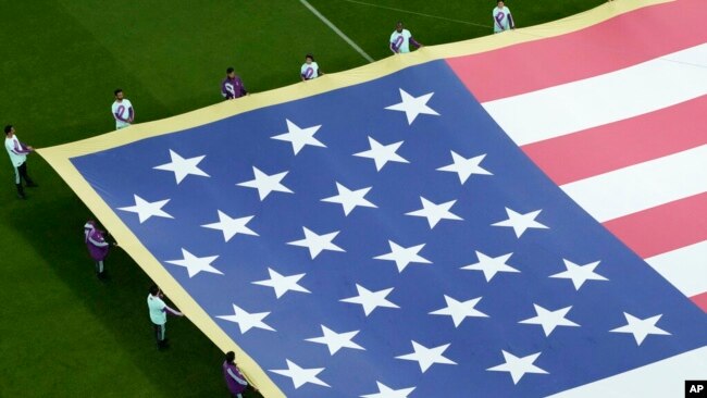 Flamuri i Shteteve të Bashkuara shpaloset në fushë në fillimin e ndeshjes në stadiumin e Dohas, Katar (29 nëntor 2022)