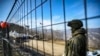 Російський миротворець охороняє Лачинський коридор, 26 грудня 2022. TOFIK BABAYEV / AFP