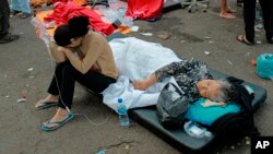 Des patients qui ont survécu au tremblement de terre sont soignés à l'extérieur d'un hôpital à Cianjur, Java Ouest, Indonésie, lundi 21 novembre 2022. 