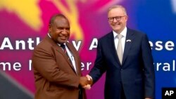 Perdana Menteri Papua Nugini James Marape (kiri) menerima PM Australia Anthony Albanese di Port Moresby hari Kamis (12/1).