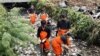 Nongkrong 'Asik' ala Pandawara, Lima Sekawan Viral asal Bandung: Bersih-bersih Sampah di Kali