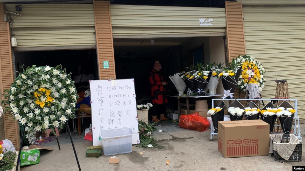 在中国疫情爆发期间的四川成都一家出售葬礼用品的商店。(2022年12月28日)(photo:VOA)
