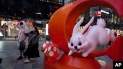 北京街頭擺放裝飾物迎接兔年新春佳節。（2023年1月1日）