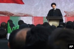 Presiden Iran Ebrahim Raisi memberikan sambutan saat berlangsungnya prosesi pemakaman sekelompok tentara Iran tak dikenal yang terbunuh selama perang Iran-Irak 1980-1988, di Teheran, Iran, Selasa, 27 Desember 2022 (Foto AP/Vahid Salemi)