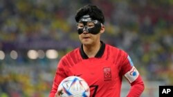 Sid Koreyen Heung-min Son mache ak balon an pandan match seleksyon nasyonal Kore di Sid kont Brezil, nan Mondyal Foutbol Qatar la, 5 Desanm, 2022. 