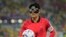 Sid Koreyen Heung-min Son mache ak balon an pandan match seleksyon nasyonal Kore di Sid kont Brezil, nan Mondyal Foutbol Qatar la, 5 Desanm, 2022. 