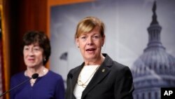 Senatorja demokrate Tammy Baldwin flet me gazetarët, e shoqëruar nga Senatorja republikane Susan Collins (29 nëntor 2022)