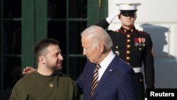 ARCHIVO - El presidente estadounidense Joe Biden da la bienvenida al presidente ucraniano Volodymyr Zelenskiy en la Casa Blanca en Washington, Estados Unidos, el 21 de diciembre de 2022.