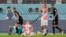 Krowasyen Andrej Kramaric (mitan) ak Borna Sosa (dezyem a dwat) emosyone apre ekip yo kale Kanada nan Mondyal Foutbol Qatar la, 27 Nov. 2022. 