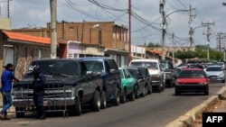 Los conductores hacen fila para llenar los tanques de sus autos en una gasolinera en Maracaibo, Estado Zulia, Venezuela, el 2 de julio de 2020 en medio de la pandemia del coronavirus COVID-19.