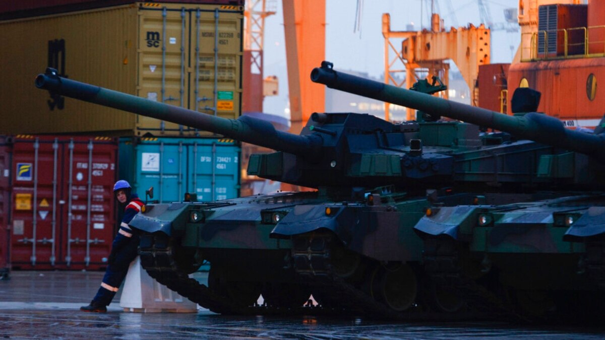 Poland receives Korea's first weapons, including K2 tanks and K9 self