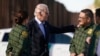 ARCHIVO - El presidente Joe Biden habla con agentes de la Patrulla Fronteriza de EE. UU. en un tramo de la frontera entre EE. UU. y México en El Paso, Texas, el 8 de enero de 2023. 