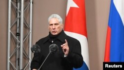 El presidente cubano Miguel Díaz-Canel asiste a una ceremonia de inauguración de un monumento al difunto líder cubano Fidel Castro en Moscú, Rusia, el 22 de noviembre de 2022.