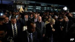 루이스 이나시우 룰라 다시우바 브라질 대통령(가운데)이 9일 새 정부 각료들과 브라질리아의 대법원을 방문했다.