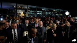 Zyrtarët më të lartë të vendit qarkojnë Presidentin Lula da Silva në shenjë mbështetjeje pas sulmeve në godinat qeveritare (9 janar 2023)