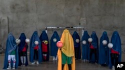 Tim sepak bola perempuan Afghanistan berpose di Kabul, Kamis, 22 September 2022. Taliban melarang perempuan untuk berolahraga dan melarang mereka dari sebagian besar bentuk pendidikan dan pekerjaan. (AP Photo/Ebrahim Noroozi)