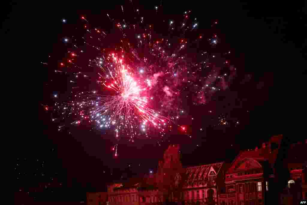 Los fuegos artificiales estallan sobre los tejados del distrito Kreuzberg de Berlín durante las celebraciones de Año Nuevo para dar la bienvenida al año 2023, justo después de la medianoche del 1 de enero de 2023. [AFP]