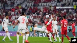 Nayef Aguerd de Marruecos, centro, despeja el balón durante el partido de fútbol del grupo F de la Copa Mundial entre Canadá y Marruecos en el Estadio Al Thumama en Doha, Qatar, el jueves 1 de diciembre de 2022.