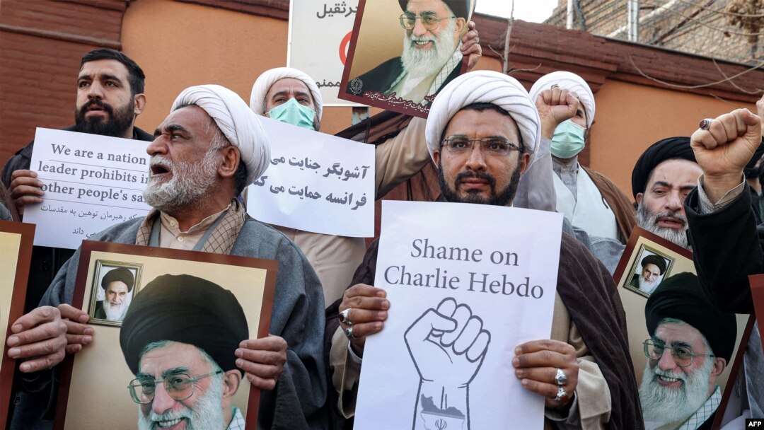 Sejumlah demonstran berkumpul di luar Kedutaan Besar Prancis di Teheran, Iran, pada 8 Januari 2023. Mereka memprotes pemuatan kartun yang menggambarkan pemimpin Iran Ayatollah Ali Khamenei pada harian Prancis Charlie Hebdo. (AFP/Atta Kenare)