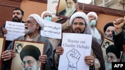 Sejumlah demonstran berkumpul di luar Kedutaan Besar Prancis di Teheran, Iran, pada 8 Januari 2023. Mereka memprotes pemuatan kartun yang menggambarkan pemimpin Iran Ayatollah Ali Khamenei pada harian Prancis Charlie Hebdo. (AFP/Atta Kenare)