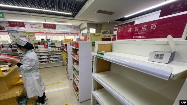 北京一家药店已经售光感冒用药。（2022年12月15日）