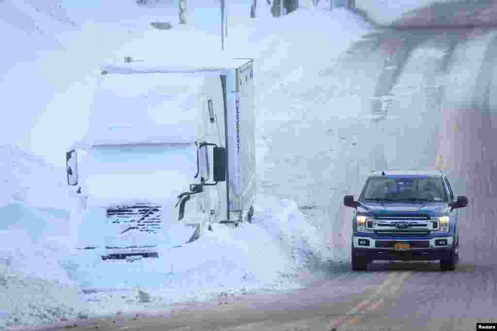 La descomunal tormenta se ha cobrado la vida de al menos a 48 personas en todo el país, 27 de ellas en el oeste de Nueva York. Miles de personas se vieron atrapadas en sus casas, y decenas de miles de viviendas y negocios están sin electricidad.