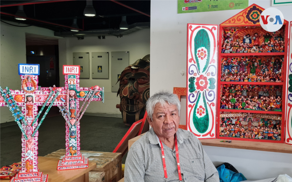 El artesano Alfredo López Morales proviene de una larga y reconocida tradición familiar de retablistas ayacuchanos. En la foto se aprecian la Cruz de San Pedro y la Cruz del Espíritu Santo, que él mismo fabricó, además del retablo que le tomó seis meses en elaborar.