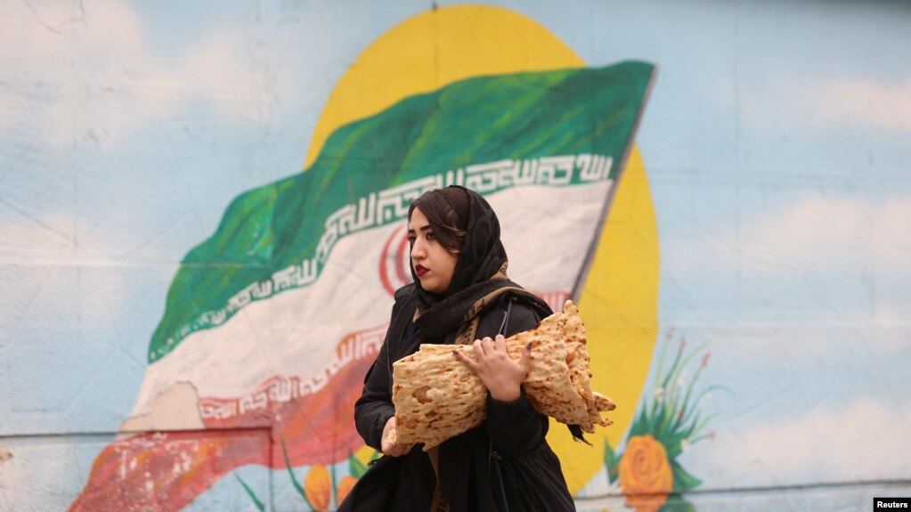一位女子走在德黑兰街头。(2022年12月6日)(photo:VOA)