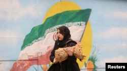 一位女子走在德黑兰街头。(2022年12月6日)