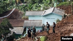 Anggota TNI tengah mengevakuasi korban longsor akibat gempa bumi di Cugenang, Cianjur, Jawa Barat, 22 November 2022. 