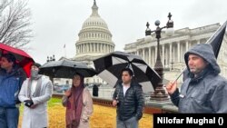 فغان پناہ گزین ، سابق امریکی فوجی اور اور افغان امریکی امریکی کانگرس کی عمارت کے سامنے جمع ہیں