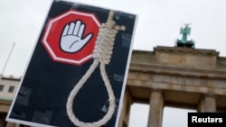 Una pancarta pide un fin a las ejecuciones en Irán en una protesta contra el régimen iraní en Belín, Alemania. el 10 de diciembre de 2022.