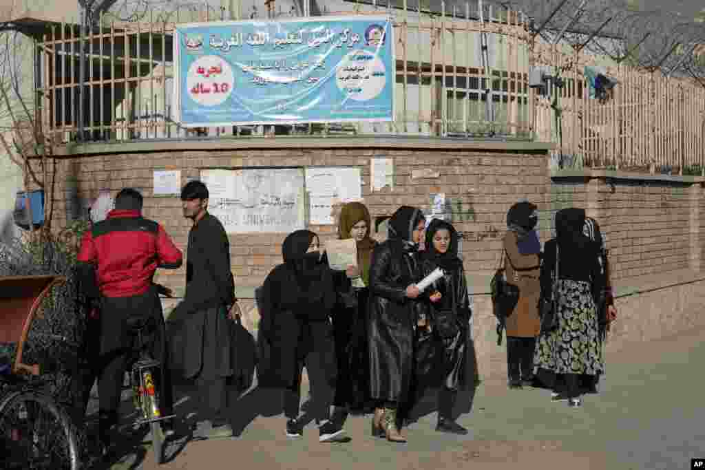 طالبان به تاریخ ۲۱ دسمبر مانع حضور دانشجویان دختر در دانشگاه&zwnj;ها شدند و گفتند آموزش زنان تا امر ثانی متوقف شده است.