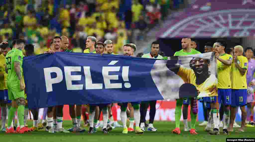 Neymar beijou a camisa 10, mesmo número que Pelé eternizou pelo time canarinho