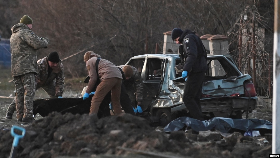 Istražitelji rade pored tela građana ubijenih šrapnelima tokom tuskog raketnog napada na Zaporožje, u Ukrajini, 5. decembra 2022.
