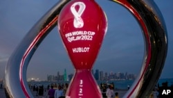 第22屆世界杯足球賽於卡塔爾當地時間星期日（11月20日）傍晚在首都多哈拉開帷幕。11月17日，人們聚集在官方豎立世界杯開幕式倒計時鐘周圍，等待這一激動人心時刻的到來。