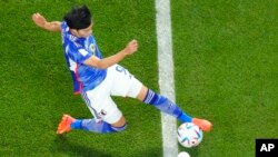Jwe Japone Kaoru Mitoma sanble gen depase liy la ak balon an anvan li choute li pou make yon gol pandan match Gwoup E a kont Espay, nan Mondyal Foutbol Qatar la, 1 Desanm, 2022. 