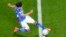 Jwe Japone Kaoru Mitoma sanble gen depase liy la ak balon an anvan li choute li pou make yon gol pandan match Gwoup E a kont Espay, nan Mondyal Foutbol Qatar la, 1 Desanm, 2022. 