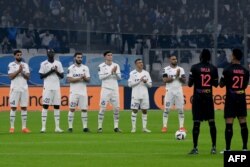 Marseille's and Toulouse's players pay tribute to Brazilian football legend Pele prior to their football match at the Velodrome stadium in Marseille, Dec. 29, 2022.