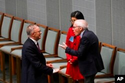 Profesor Sean Turnell dan istrinya Dr. Ha Vu berbincang dengan Perdana Menteri Australia Anthony Albanese (kiri), di Gedung Dewan Perwakilan Rakyat Australia di Canberra, Kamis, 1 Desember 2022. (Lukas Coch/AAP melalui AP)