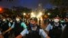 Aparat membubarkan massa yang berkumpul di Taman Victoria, Hong Kong, 4 Juni 2022, untuk memperingati 33 tahun penumpasan demonstrasi pro-demokrasi 1989 di Lapangan Tiananmen Beijing. (Foto: Reuters/Lam Yik)