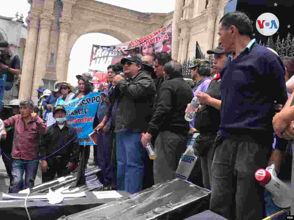 Manifestantes muestran una escenificación por los 28 fallecidos en las protestas contra el gobierno y el Congreso de Perú en la Plaza de Armas de Arequipa, Lima. [Foto: Rodrigo Chillitupa, VOA].