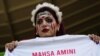 Una mujer muestra una camiseta con el nombre de Mahsa Amini, que murió tras ser detenida por la policía en Irán a los 22 años. Qatar, el 25 de noviembre de 2022.