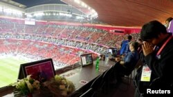 Se colocan flores en memoria del periodista Grant Wahl en su asiento asignado en la fila de prensa en el estadio Al Bayt en Al Khor, Qatar, el 10 de diciembre de 2022.