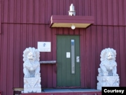 挪威极地研究所的盖尔·戈塔斯(Geir Gotaas)于2015年拍摄的中国黄河站的大门，该站位于一座租赁来的小楼之中。