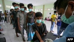 အင်ဒိုနီးရှားနိုင်ငံ အာချေးကမ်းခြေကို ရောက်လာတဲ့ ရိုဟင်ဂျာဒုက္ခသည်တွေ ယာယီစခန်းမှာ ကျန်းမာရေးလုပ်သားတဦးက သွေးစစ်ပေးနေစဉ် (ဒီဇင်ဘာ ၂၆၊ ၂၀၂၂)