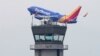 យន្តហោះដឹកអ្នកដំណើរ Southwest Airlines ហោះ​ចេញពី​អាកាស​យានដ្ឋាន Midway នៅ​ទីក្រុង Chicago ខណៈ​ដែល​ការពន្យារ​ពេល​ជើងហោះហើរ​ដែល​បណ្តាល​មកពី​បញ្ហា​កុំព្យូទ័រ​នៅ​រដ្ឋបាល​អាកាសចរណ៍​សហព័ន្ធ​បាន​នាំឱ្យ​ជើង​ហោះហើរ​ជាប់គាំង​នៅ​ទូទាំង​អាមេរិក​នៅ​ថ្ងៃទី១១ ខែមករា ឆ្នាំ២០២៣ នៅទីក្រុង Chicago។